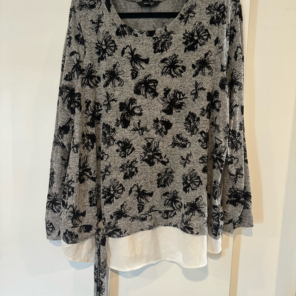 Simply Vera Vera Wang Black Floral Gray Blouse